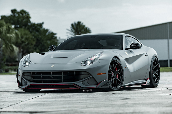 Фото дисков Strasse Wheels SM5RT Deep Concave Monoblock Черный глянец на Ferrari 812
