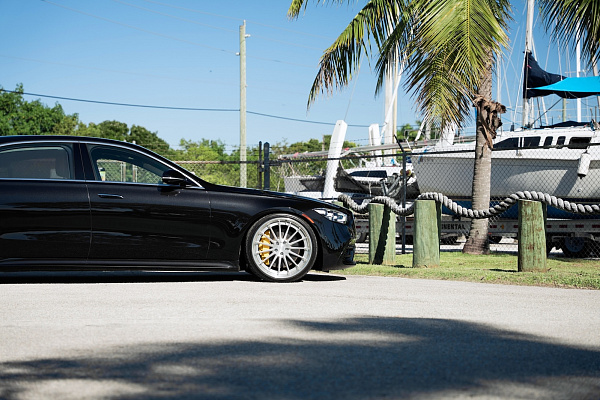Фото дисков Strasse Wheels SV15 Deep Concave FS Глянцевый лак на Mercedes-Benz S-Class (W223)