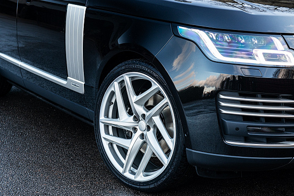 Фото дисков Kahn Type 52 RS Сатиновый лак на Range Rover IV