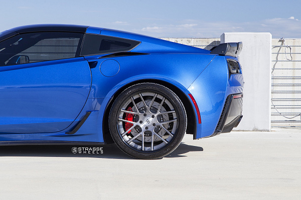 Фото дисков Strasse Wheels SM7 Deep Concave Сатиновый темный лак на Chevrolet Corvette C7