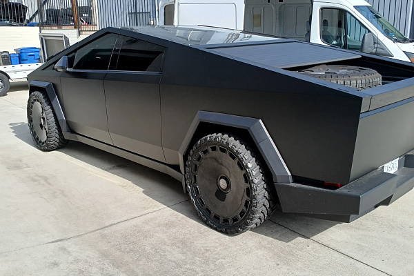 Фото дисков Giovanna Dicotto Черный глянец на Tesla Cybertruck