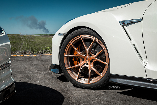 Фото дисков Strasse Wheels SM5R Deep Concave Monoblock Сатиновая бронза на Nissan GT-R