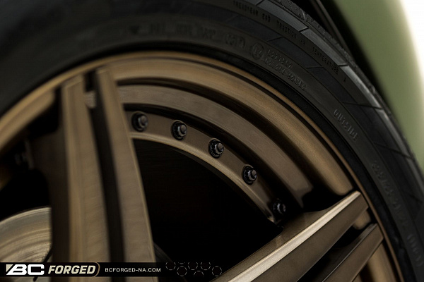 Фото дисков BC Forged HC052 Глянцевая бронза на Jeep Grand Cherokee IV