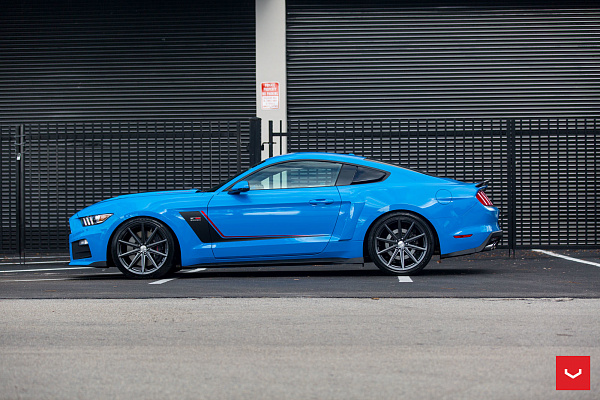 Фото дисков Vossen VFS-10 Глянцевый графит на Ford Mustang VI