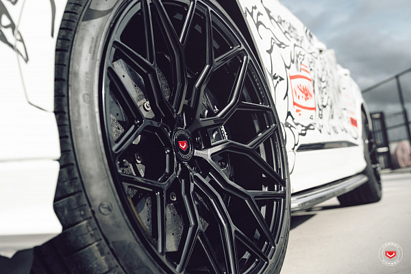 Фото дисков Vossen S17-01 Черный глянец на Lamborghini Urus