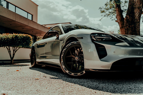 Фото дисков Brixton Forged PF7 Aerotech Черный сатин на Porsche Taycan I