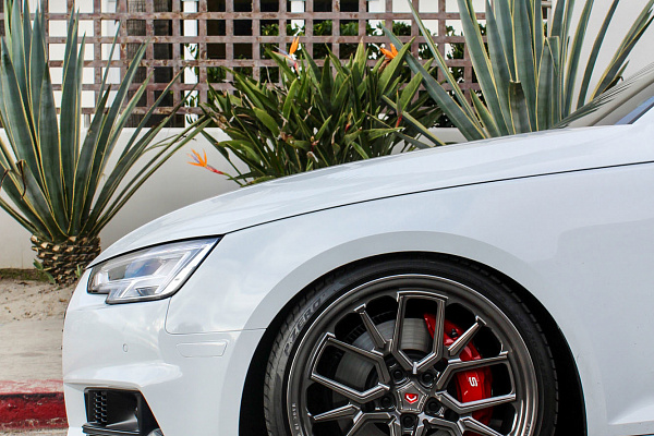 Фото дисков Vossen ML-X3 Глянцевый графит на Audi A/S/RS 4 (B9)