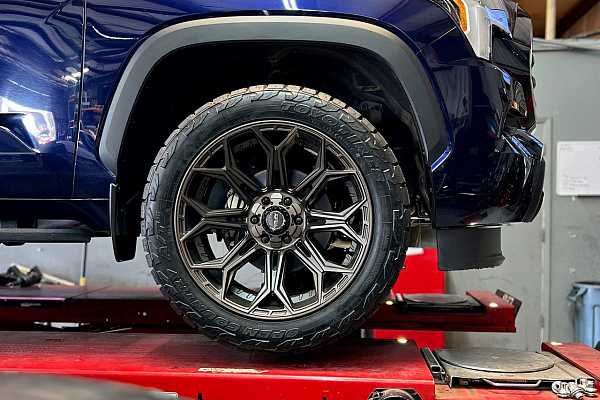 Фото дисков 4PLAY 4P83 Сатиновая бронза на Toyota Sequoia III