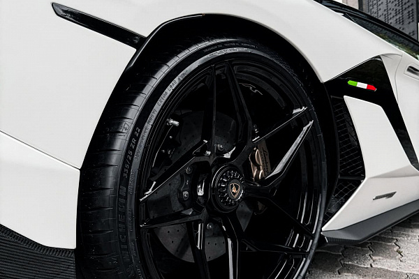 Фото дисков Brixton Forged PF5 Черный глянец на Lamborghini Aventador