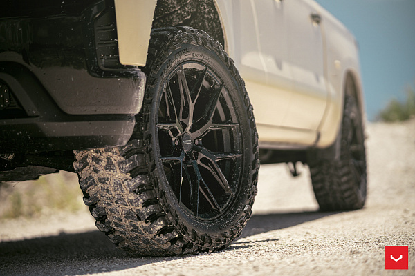 Фото дисков Vossen HF6-4 Черный сатин на Chevrolet Silverado IV