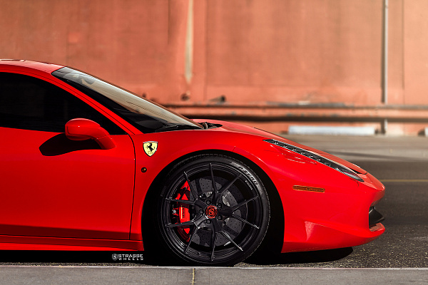 Фото дисков Strasse Wheels SM5R Deep Concave Monoblock Черный глянец на Ferrari 458