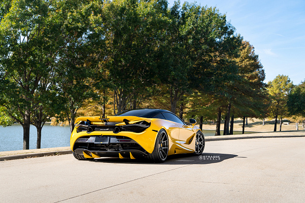 Фото дисков Strasse Wheels SM5R Deep Concave FS Черный глянец на McLaren 720S