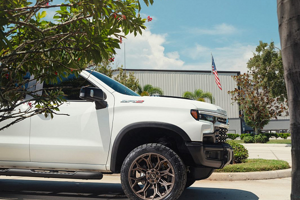 Фото дисков 4PLAY 4P83 Глянцевая бронза на Chevrolet Silverado IV