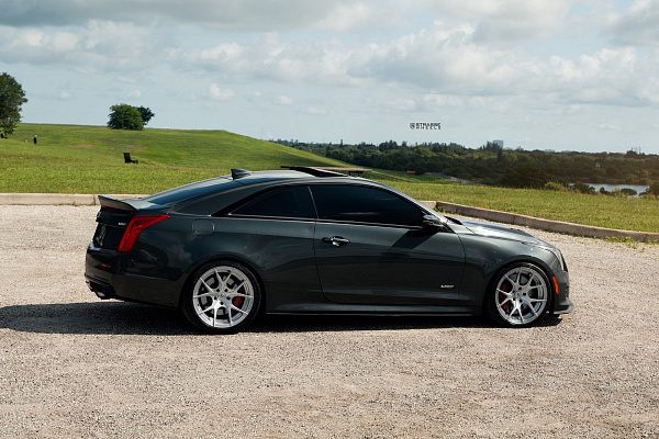 Фото дисков Strasse Wheels SM5R Deep Concave Duoblock Глянцевый темный лак на Cadillac ATS