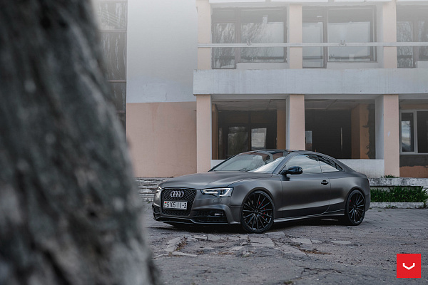 Фото дисков Vossen VFS-2 Черный глянец на Audi A/S/RS 5 (8T)
