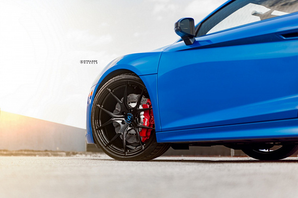 Фото дисков Strasse Wheels SM5R Deep Concave Monoblock Черный глянец на Audi R8 (4S)