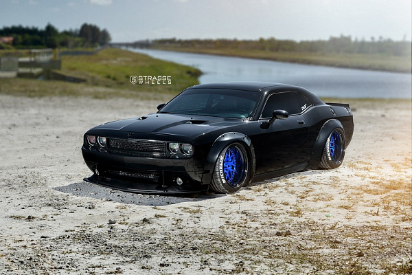 Фото дисков Strasse Wheels SV8 Performance Другой цвет на Dodge Challenger III