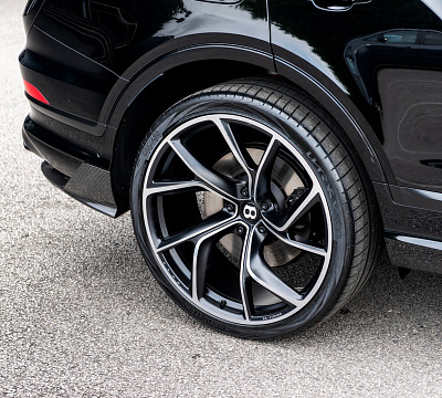 Фото дисков Kahn Type 54 на Bentley Bentayga