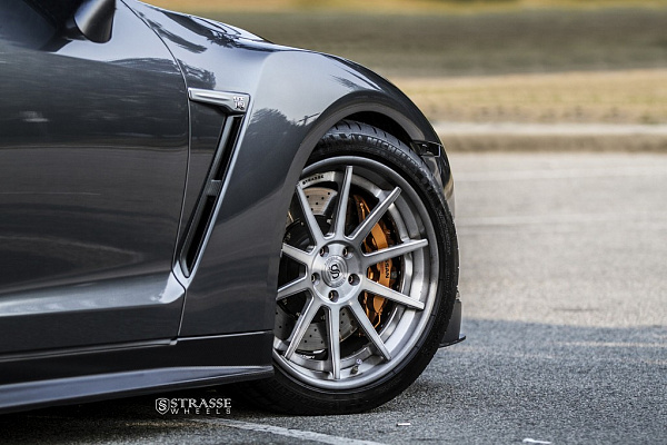 Фото дисков Strasse Wheels R10 Deep Concave Сатиновый темный лак на Nissan GT-R