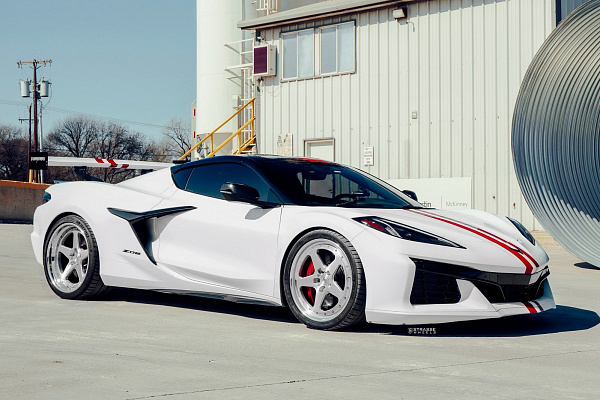 Фото дисков Strasse Wheels S5 Track Глянцевый лак на Chevrolet Corvette C8