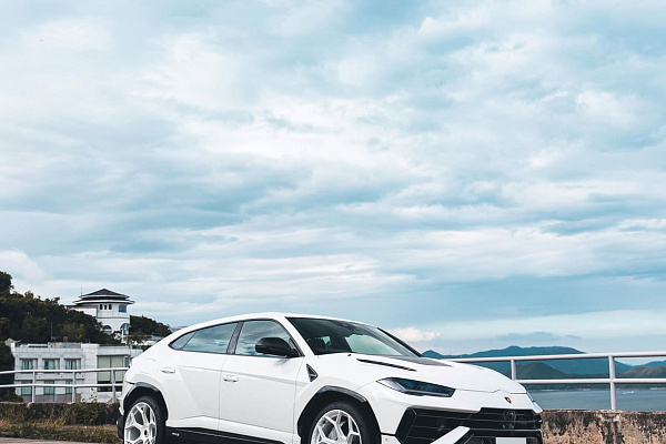 Фото дисков Brixton Forged MW03 Белый глянец на Lamborghini Urus
