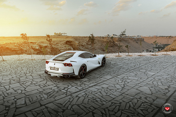 Фото дисков Vossen M-X5 Черный глянец на Ferrari 812