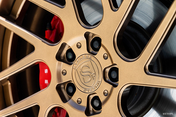 Фото дисков Strasse Wheels SM7T Deep Concave Сатиновая темная бронза на Tesla Model S