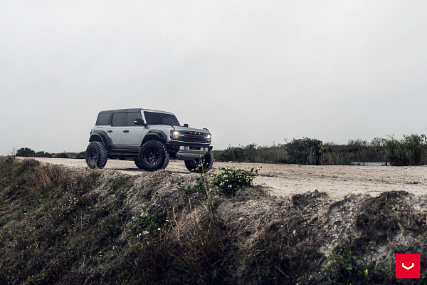 Фото дисков Vossen HFX-1 (6-Lug) Черный глянец на Ford Bronco