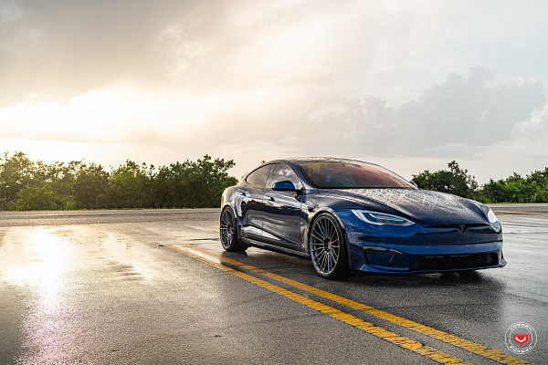 Фото дисков Vossen S17-04 Глянцевый графит на Tesla Model S