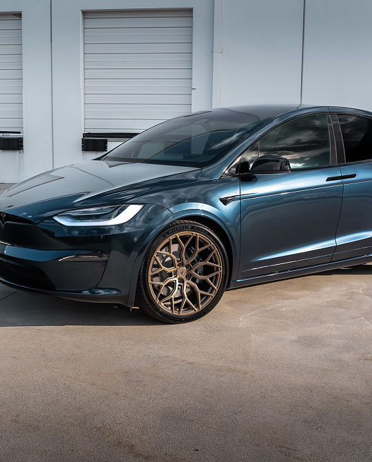 Фото дисков S17-01 Глянцевая бронза на Tesla Model X