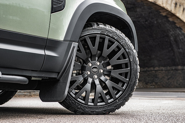 Фото дисков Kahn Kahn RS Черный сатин на Land Rover Defender II
