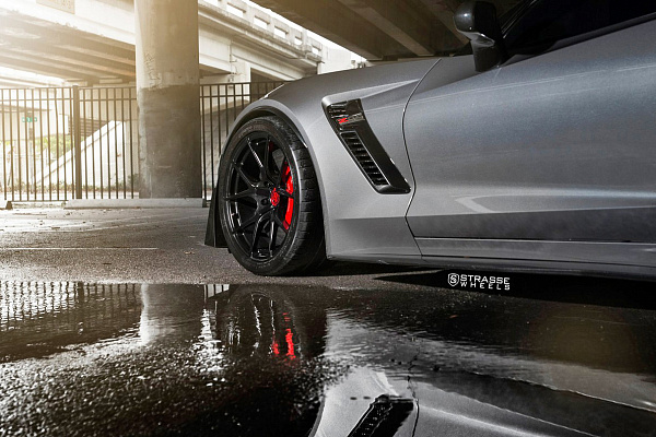 Фото дисков Strasse Wheels SM5R Deep Concave Monoblock Черный глянец на Chevrolet Corvette C7