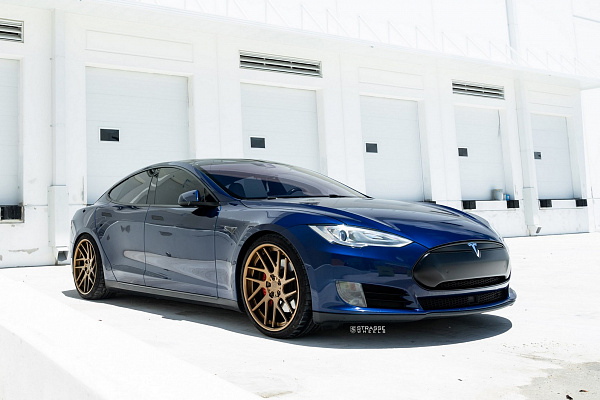 Фото дисков Strasse Wheels SM7T Deep Concave Сатиновая темная бронза на Tesla Model S