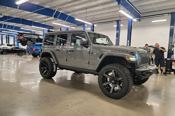 Фото дисков 4PLAY 4P60 Глянцевый темный лак на Jeep Wrangler IV (JL)