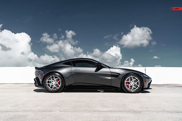 Aston Martin Vantage 4