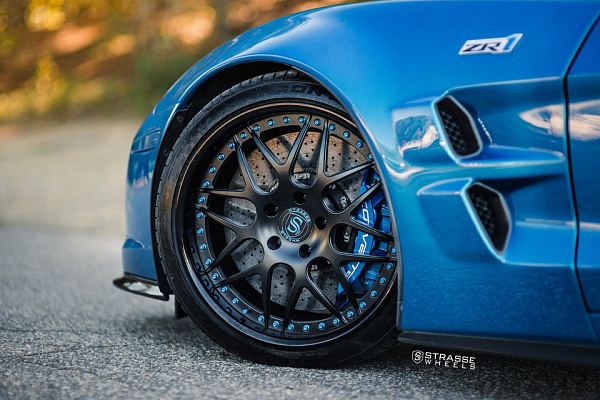 Фото дисков Strasse Wheels SV8 Signature Черный сатин на Chevrolet Corvette C6
