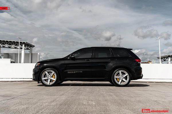 Фото дисков Anrky AN35 Сатиновый лак на Jeep Grand Cherokee IV
