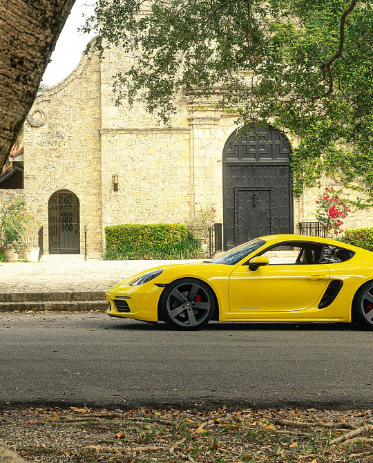 Фото дисков CG-210 Сатиновый графит на Porsche Cayman III