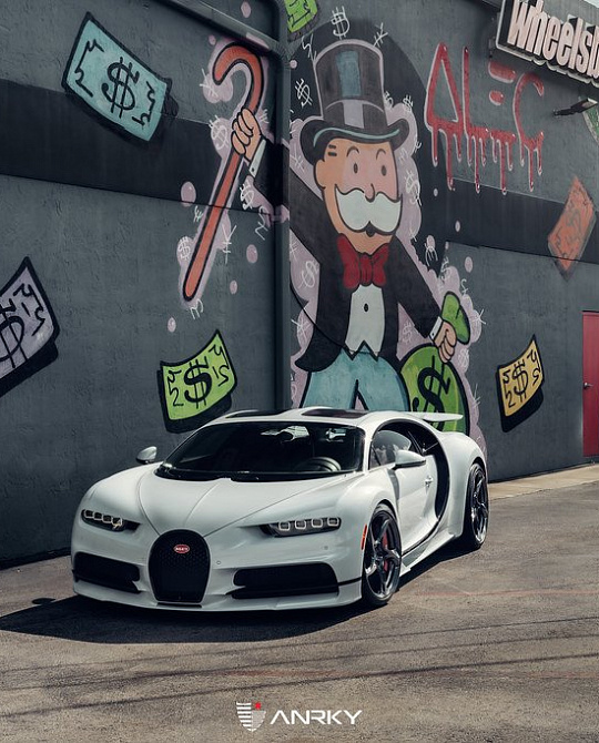 Фото дисков XR-105 Глянцевый темный лак на Bugatti Chiron