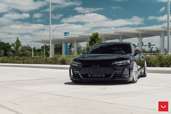Фото дисков Vossen HF-7 Серебро на Audi E-tron GT