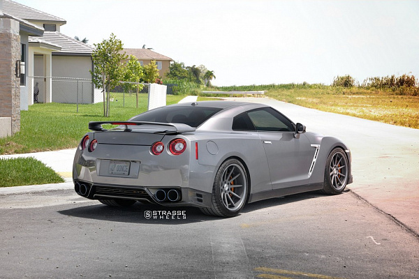 Фото дисков Strasse Wheels R10 Deep Concave Другой цвет на Nissan GT-R