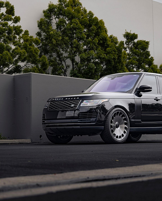 Фото дисков ARISTOCRAT Глянцевый темный лак на Range Rover IV