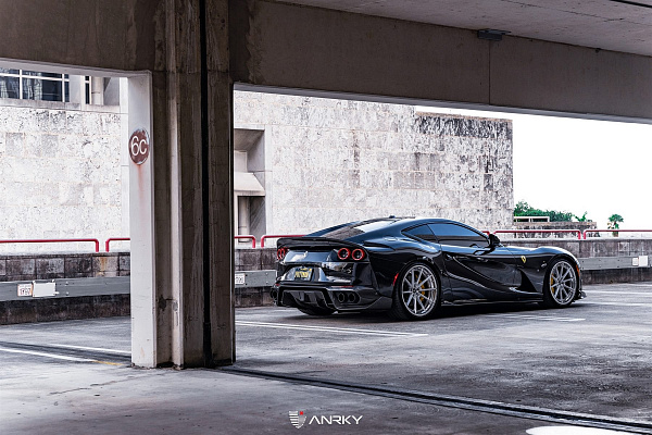 Фото дисков Anrky AN38 Глянцевый лак на Ferrari 812