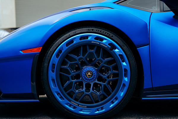 Фото дисков Brixton Forged FDE06 Aerotech Синий сатин на Lamborghini Huracan