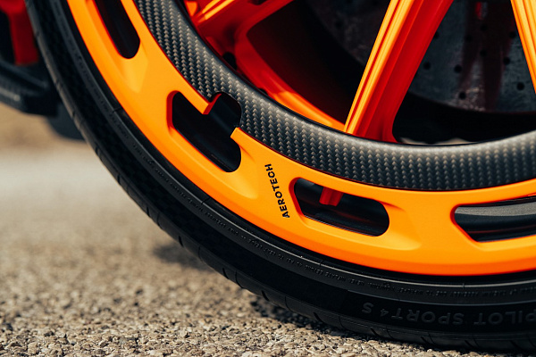 Фото дисков Brixton Forged FDE11 Aerotech Черный сатин на McLaren 600