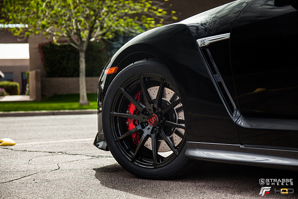 Фото дисков Strasse Wheels R10 Deep Concave Monoblock Черный глянец на Nissan GT-R