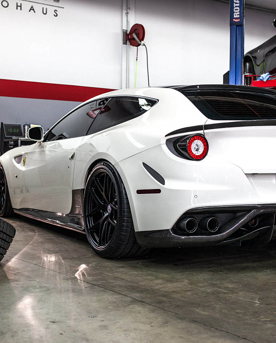 Фото дисков R101 Lightweight Черный сатин на Ferrari FF