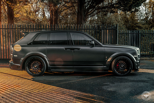 Фото дисков Vossen UV-6 Черный глянец на Rolls-Royce Cullinan