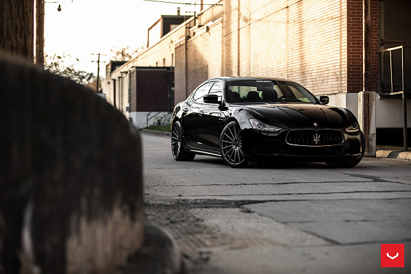 Фото дисков Vossen VFS-2 Глянцевый графит на Maserati Ghibli