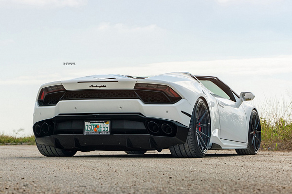 Фото дисков Strasse Wheels SV10 Deep Concave Duoblock Черный глянец на Lamborghini Huracan